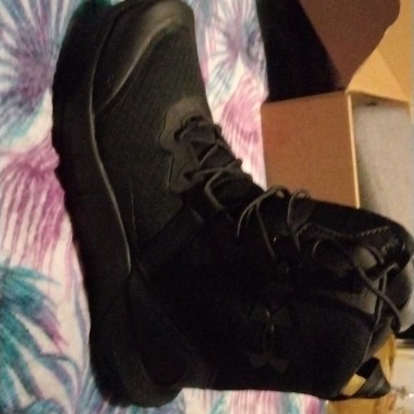 Under armour boots - Picture 2 of 2